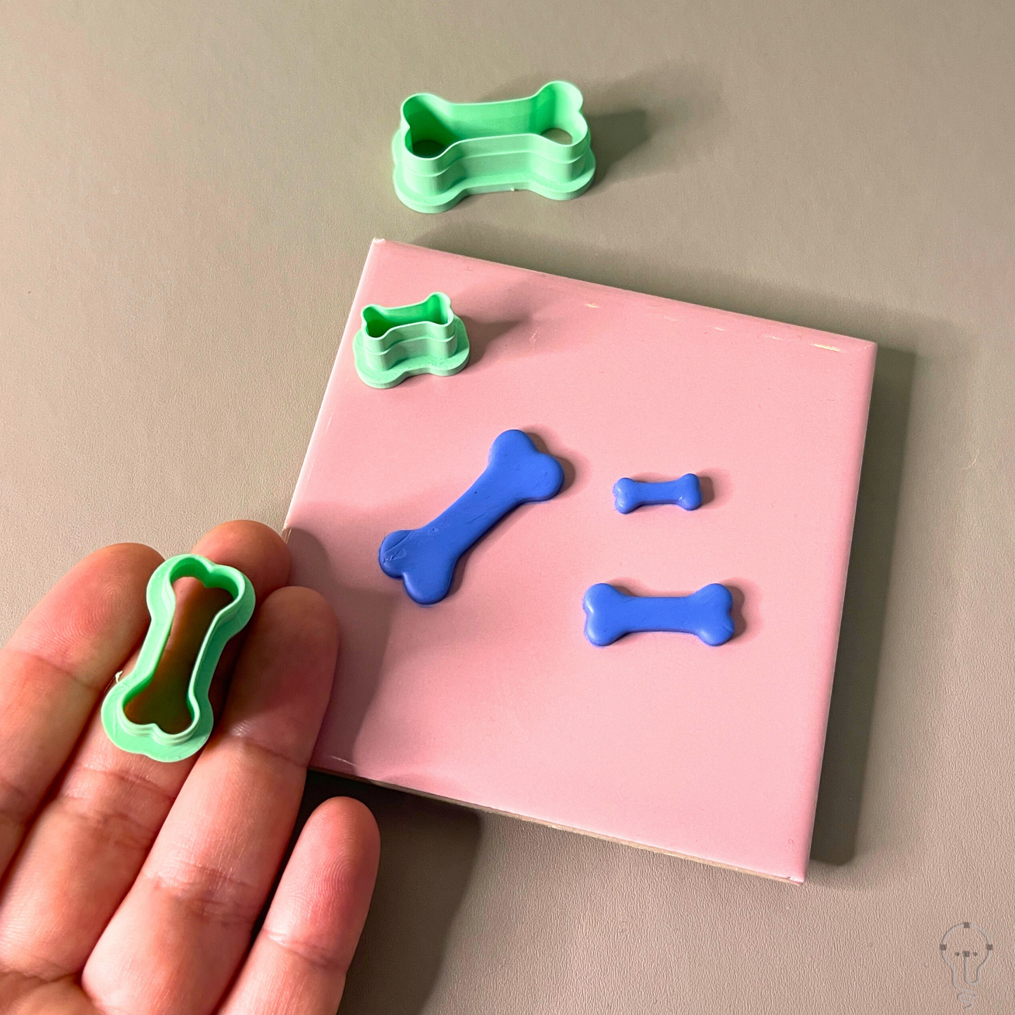 This is a 3D Print file for a spooky Halloween Bones shaped cutter - perfect for all sorts of crafts like polymer clay, air dry clay, cookies, ceramics and more. Easy to print and use!