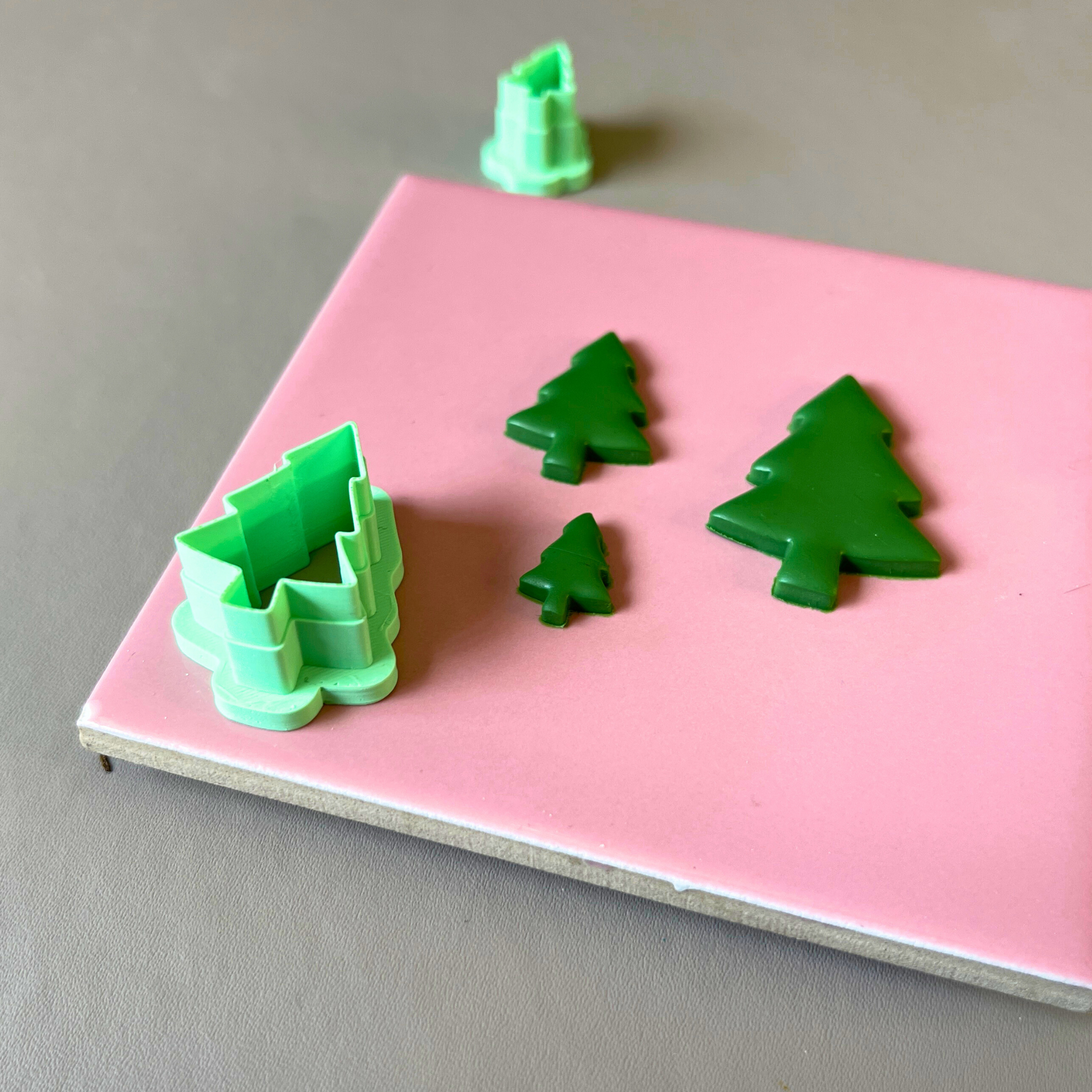 This is a 3D Print file for a Christmas tree shaped cutter - perfect for all sorts of crafts like polymer clay, air dry clay, cookies, ceramics and more. Easy to print and use!