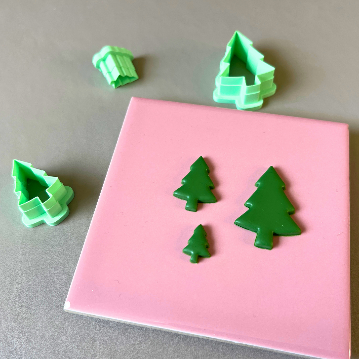 This is a 3D Print file for a Christmas tree shaped cutter - perfect for all sorts of crafts like polymer clay, air dry clay, cookies, ceramics and more. Easy to print and use!